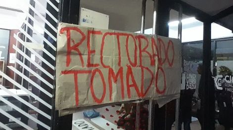 Los Andes | Un grupo de estudiantes de la UNCuyo tomó un edificio del Rectorado, en la víspera de la sesión de Diputados. Foto: Gentileza