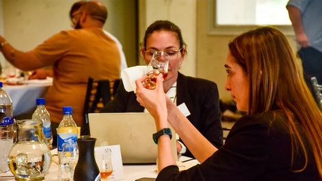 Un jurado de 50 especialistas de nueve países evaluará las muestras a ciegas. Un jurado de 50 especialistas de nueve países evaluará las muestras a ciegas.