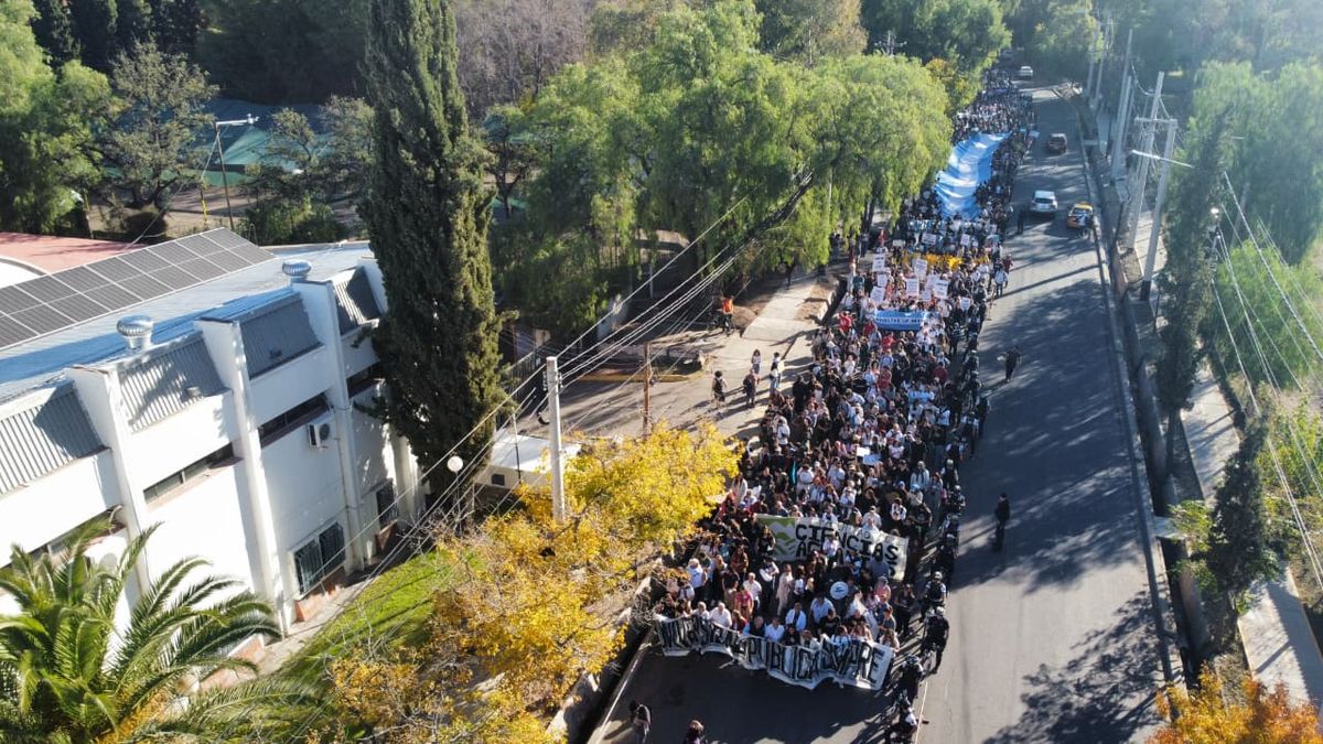 Arrancó en Mendoza la multidinaria marcha en reclamo al Gobierno por el financiamiento universitario