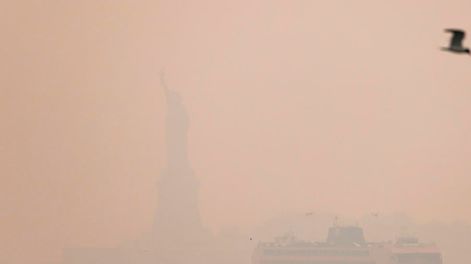 La Estatua de la Libertad y el ferry de Staten Island están oscurecidos por el humo de los incendios forestales que arden en Canadá sobre Manhattan en Nueva York, Nueva York, EE. UU. Foto: EFE/EPA/JUSTIN LANE