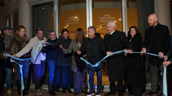El Gobernador inauguró el primer Howard Johnson de Mendoza y defendió el modelo turístico provincial. La actividad se realizó mientras continúa la discusión sobre el rol del sector privado en el Emetur.
