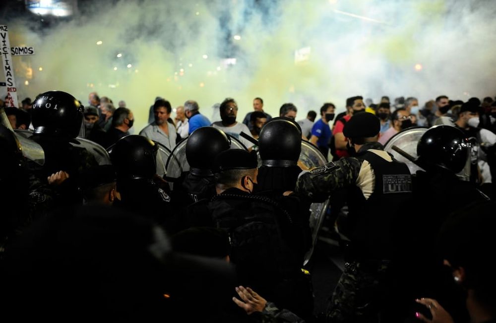 Masiva protesta de los vecinos en Ramos Mejía y tensión con la policía. (Foto: Clarín)
