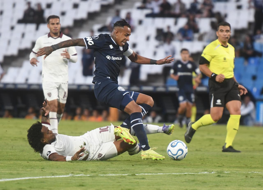 Sebasti&aacute;n Villa fue el gran protagonista en el Malvinas Argentinas, m&aacute;s all&aacute; de las numerosas oportunidades de gol que perdi&oacute;.&nbsp;