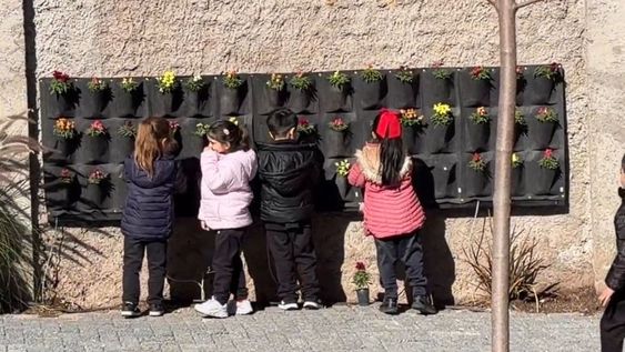 Los niños disfrutan de la huerta en el nuevo espacio. Foto: Gentileza.&nbsp;