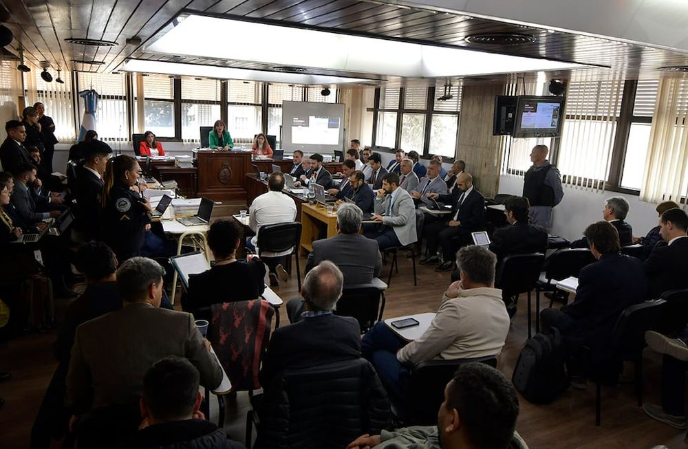 Las juezas Gretel Diamante, María Carolina Pereira y Eliana Rattá, integrantes del Tribunal Federal Oral N° 2, escuchan la declaración indagatoria del abogado Luciano Ortego, uno de los acusados como principales organizadores de la presunta banda que encabezaba el suspendido Walter Bento. Foto: Orlando Pelichotti / Los Andes