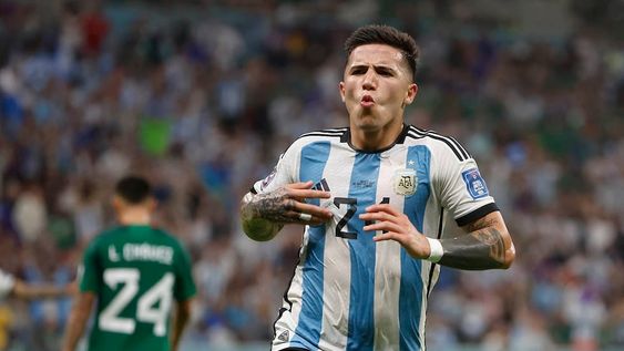 Enzo Fernández de Argentina celebra el gol que convirtió ante el seleccionado mexicano.
