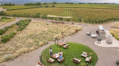 Los Andes | Hospedajes de alta gama con viñedos, bodega y restaurante captan la atención nacional. Uno de ellos es Casa de Uco Vineyards & Wine Resort / Mariana Villa
