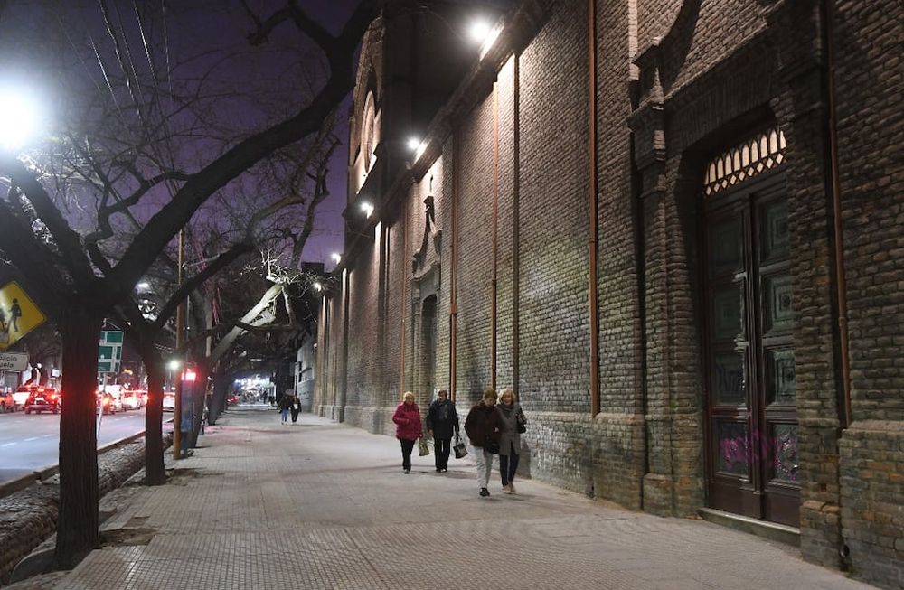 Sobre Colón, la poda y nuevas luminarias permiten una mayor visibilidad, además de dar mayor seguridad por las noches. Foto: José gutiérrez / Los Andes