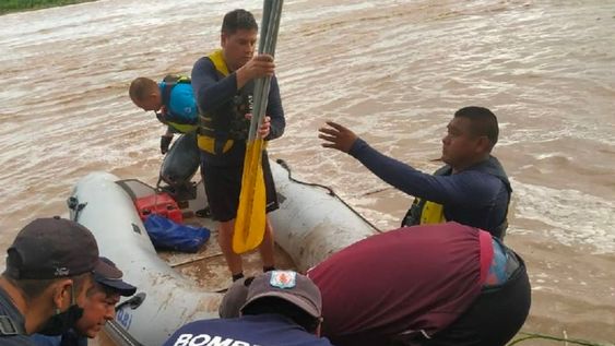 Personal de rescate trabaja para encontrar a personas que se hundieron en un gomón sobre el río Bermejo en Salta.