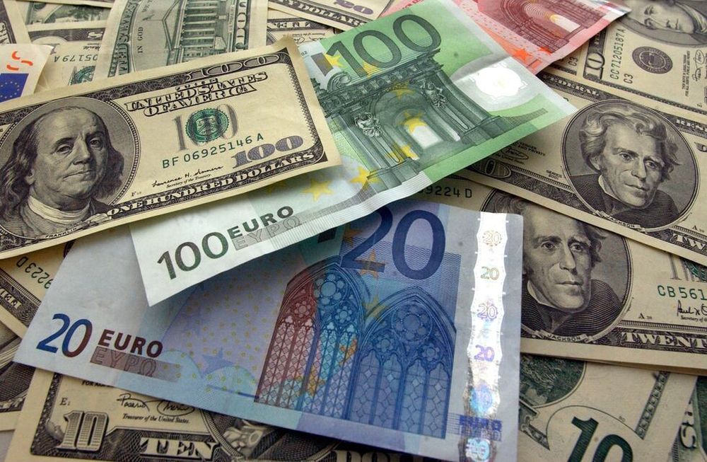 Euro y dólar. Photo(Jochen Eckel/DPA-Zentralbild)