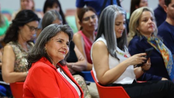 Diana María Ramírez Carvajal es abogada de la Universidad de Medellín, Magíster en Derecho Procesal de la misma Universidad y Doctora en Derecho de la Universidad Externado de Colombia.