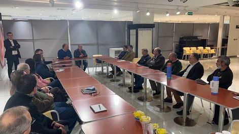 Los Andes | El ministro de Seguridad, Raúl Levrino y el subsecretario de Relaciones Institucionales, Néstor Majul, se reunieron con los jefes de seguridad de supermercados, hipermercados y centros comerciales.