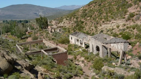 Las ruinas de la antigua mina de uranio Huemul son prueba del pasado productivo de un sitio que una minera canadiense propone reactivar. Foto: Ser y Hacer Malargüe