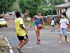 estudios muestran que los ninos que jugaban en la calle sin reglas estaban desarrollando resiliencia emocional