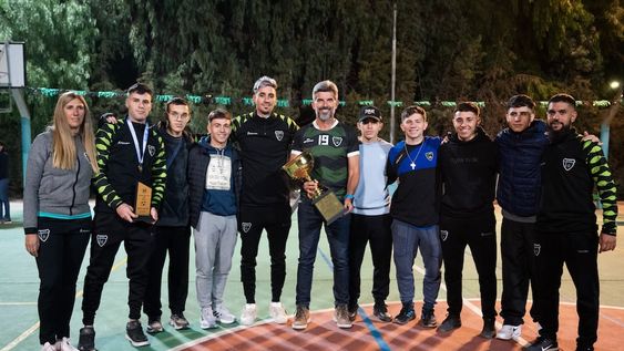 El intendente visitó al equipo de futsal del barrio Sanidad para felicitarlos por su triunfo en el Torneo Nacional de Clubes