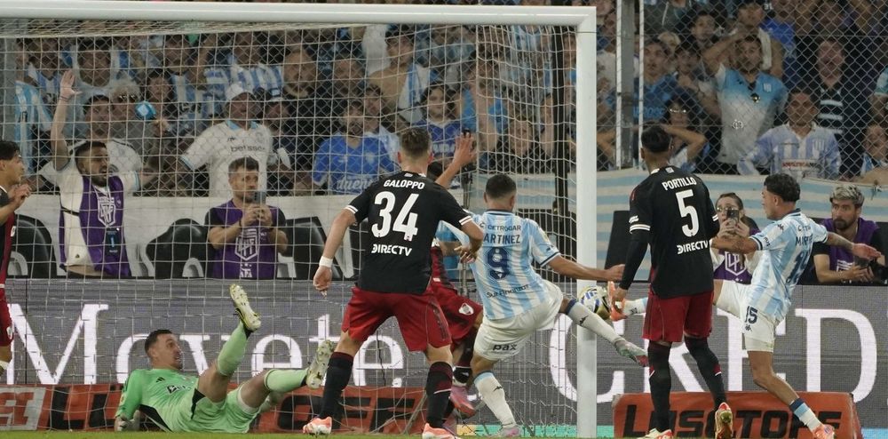 Martinera empuja a la red el último gol del encuentro, ese que decretó el triunfo de Racing Club sobre River Plate, 3-2.&nbsp;