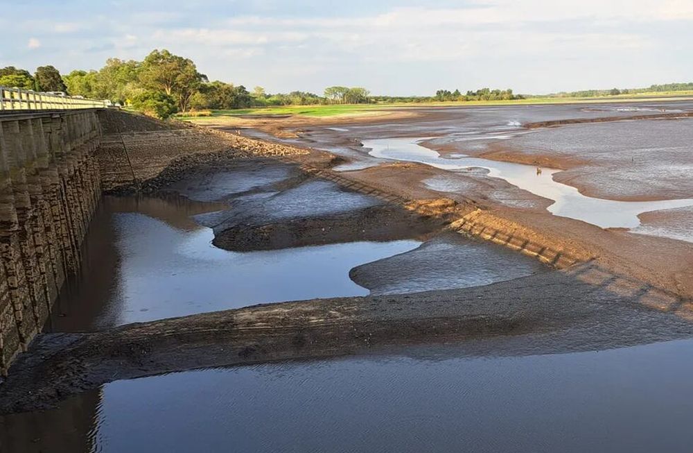 Embalse seco de Canelón Grande y del puente-presa al norte de Canelones, en el sur de Uruguay.