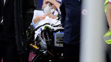 Así salía Eriksen de la cancha tras su súbito desmayo que dejó a todo el mundo conmocionado (AP)