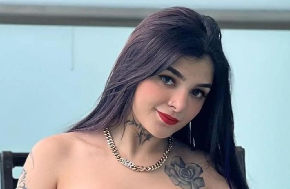 Karely Ruiz posó platinada y enamoró a todos con su encanto.