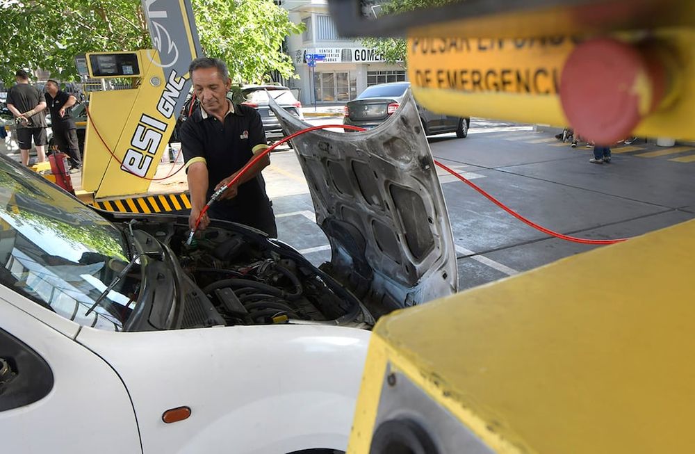Aumento en el precio del Gas Natural Comprimido (GNC), en las estaciones de servicio de Mendoza. Foto: Orlando Pelichotti