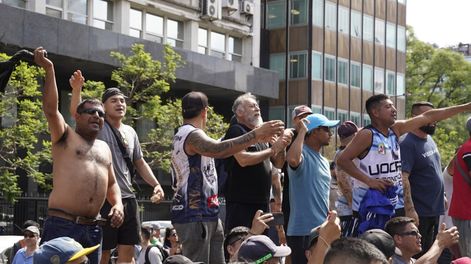 Detuvieron a cuatro personas durante la desconcentración de la marcha contra el DNU presidencial - Foto Clarín