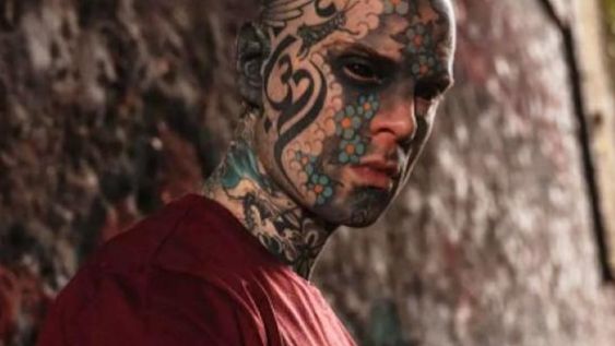 Sylvain Helaine es profesor hace más de diez años en la misma institución, pero el aspecto que tomó en los últimos años asusta a los niños.