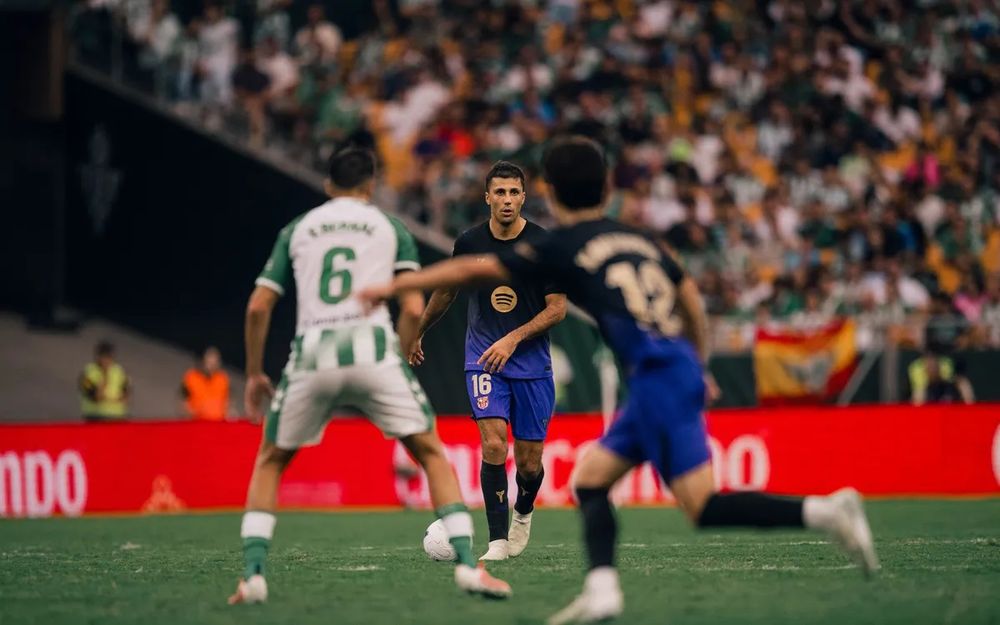 Con Lamine Yamal como protagonista, Barcelona despleg&oacute; todo su poder ofensivo, venci&oacute; 5-2 al Betis y se afianz&oacute; en la cima del f&uacute;tbol espa&ntilde;ol.