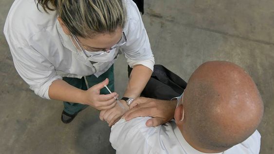 El Consejo Federal de Salud consensuó acelerar el plan de completar esquemas de vacunación en mayores de 40 años. Foto: Orlando Pelichotti / Los Andes