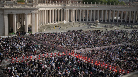 Miles de personas se reunieron el pasado miércoles en la Plaza de San Pedro para despedir al papa Francisco.