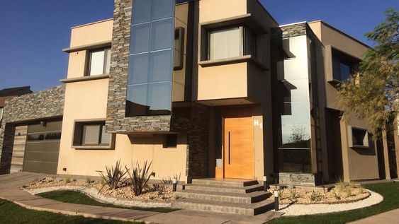 Una imponente casa en forma de L que integra el paisaje