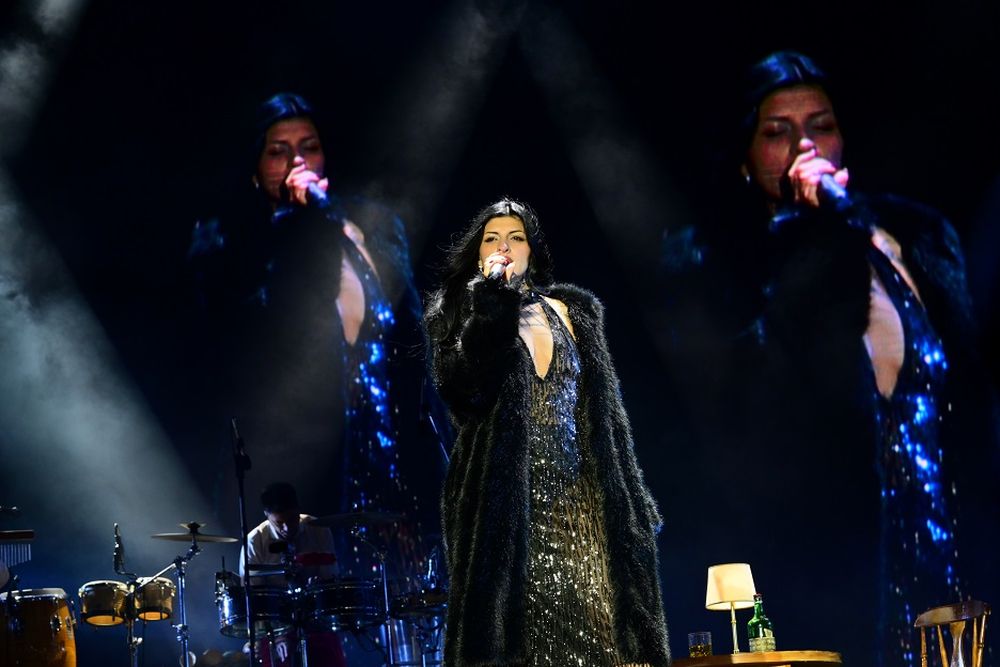 Cazzu encendió la apertura de la Fiesta de la Cerveza con su estilo urbano y una ovación del público, que coreó cada tema a pesar de la lluvia y el frío.