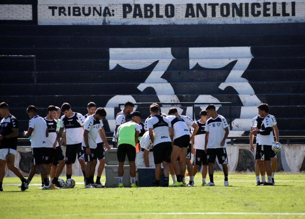 El conjunto del Parque realizó su penúltima práctica en el estadio Víctor Legrotaglie.