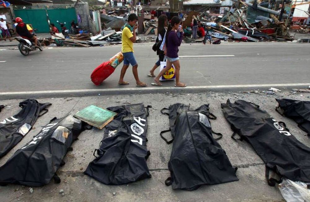 Entierros masivos en Filipinas por miedo al brote de epidemias