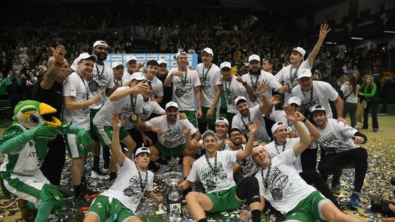 Atenas enfrentó a Racing de Chivilcoy en el Polideportivo Carlos Cerutti por la final de la Liga Argentina de básquet. Y logró el ascenso. Así fueron los festejos. / Gentileza.