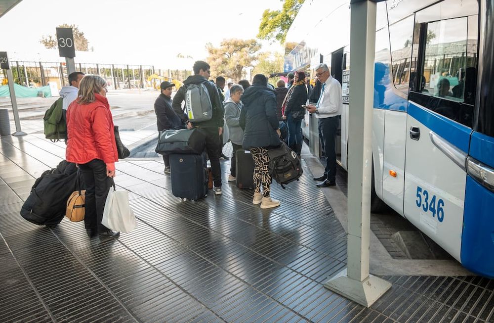 Un mayor número de turistas ha elegido viajar en colectivo para estas vacaciones de invierno. Foto: Ignacio Blanco / Los Andes