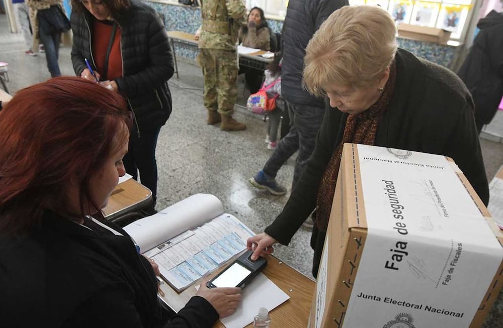 Elecciones PASO presidenciales 2023 en la provincia de Mendoza.Escuela Nuestra Señora de la Misericordia de Capita.Se realizó la prueba piloto para votar con huella dactilar, utilizando el registro biométrico, el uso del dispositivo fué voluntario tanto para las autoridades de mesa como para los electores.Norma accedió al uso del biométrico  Foto: José Gutierrez / Los Andes