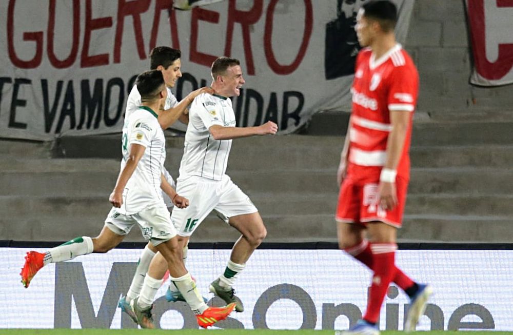Alejandro Cabrera, volante de Banfield, festejando su gol para el 1-0 de Banfield sobre River. (Fotobaires)