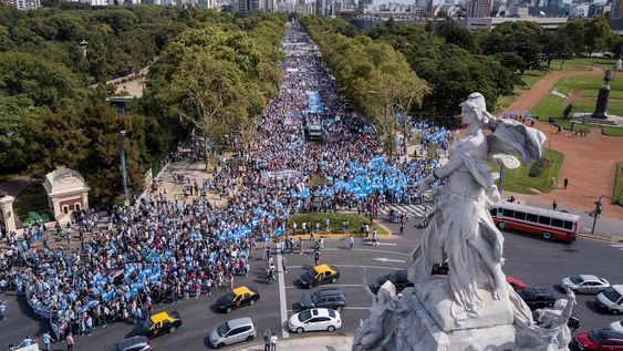La “ola celeste” convocó a una nueva marcha nacional bajo la consigna “salvemos las dos vidas”