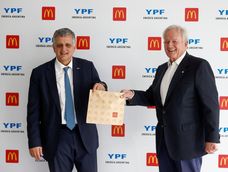 Horacio Marín, presidente y CEO de YPF y Woods Staton Executive Chairman del Board de Arcos Dorados, en la Torre de YPF, ubicada en Puerto Madero, CABA.