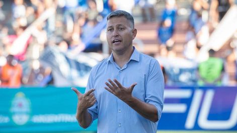 Los Andes | Técnico enojado. En la conferencia de prensa, Diego Flores tildó de mentirosos a los que deslizaron que se había peleado con Rasmussen después de la derrota en Rosario. Foto: Ignacio Blanco / Los Andes