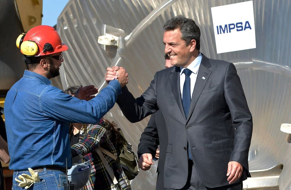 El precandidato a presidente por Unión por la Patria y ministro de Economía Sergio Massa, visitó la empresa IMPSA junto a candidato a gobernador del frente Elegí, Omar ParisiFoto: Orlando Pelichotti