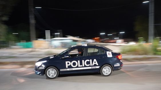 Motociclista chocó contra una camioneta, terminó debajo de un colectivo y murió: viajaba con su familia.&nbsp;
