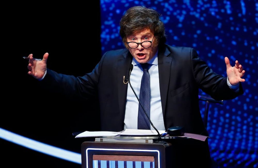 Javier Milei, candidato presidencial por la coalición La Libertad Avanza, habla durante un debate el domingo 8 de octubre de 2023, en Buenos Aires, Argentina. Las elecciones generales se llevarán a cabo el 22 de octubre. (Agustín Marcarian, foto compartida vía AP)