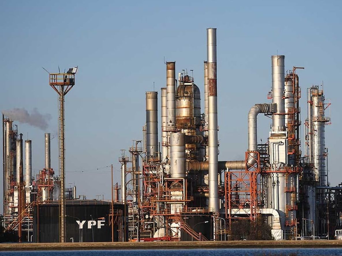Destileria de YPF, en Lujan de Cuyo. Foto: Los Andes