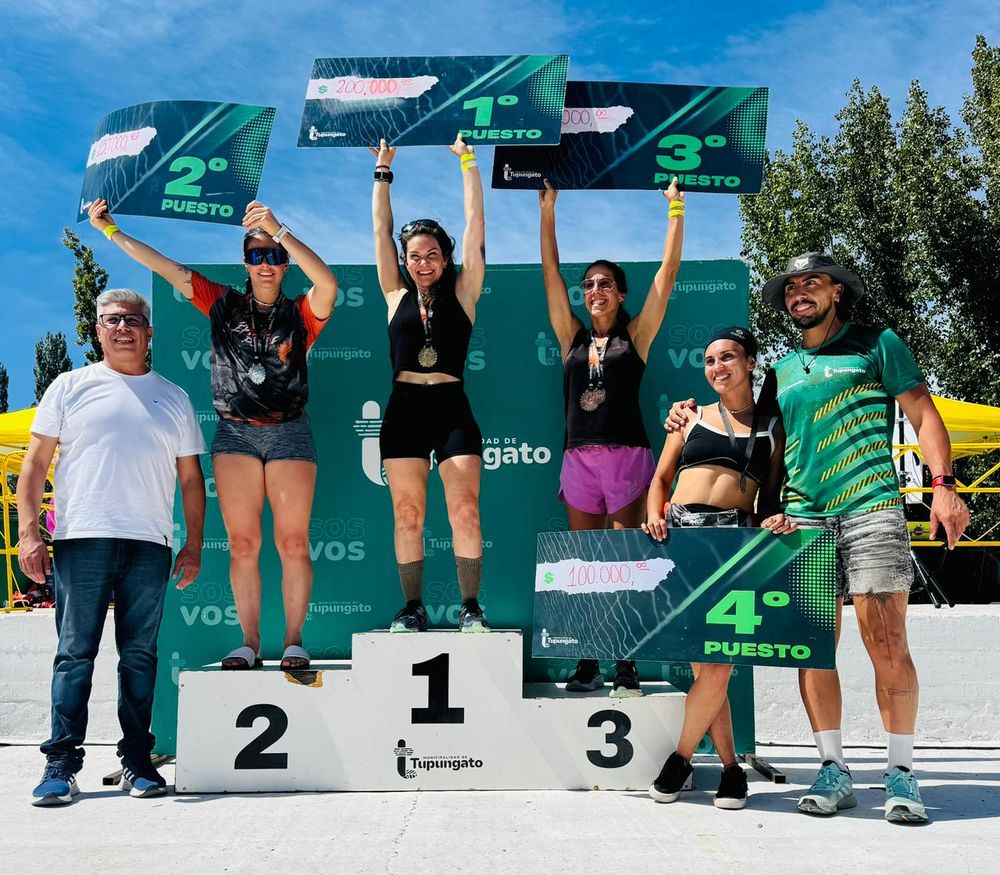 Gabriela Cavallaro, Florencia Chanta y María González, finalistas de la Épica Race 2026 en la categoría Elite femenina, junto al intendente de Tupungato, Gustavo Aguilera, y al director de Deportes, Diego Guiñazu.