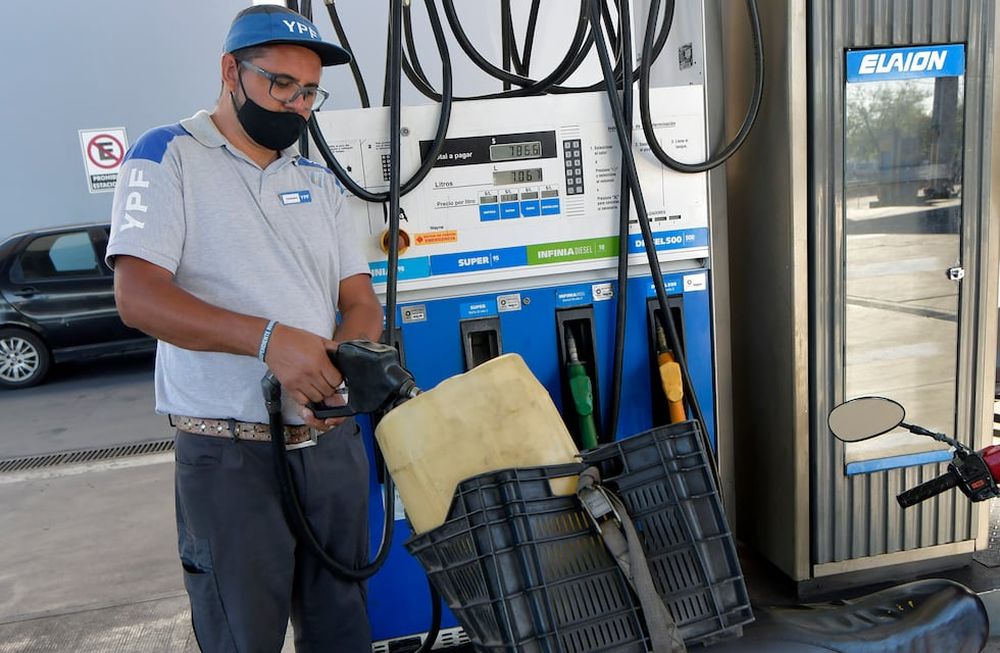 El abastecimiento de gasoil grado 2 es normal en Mendoza y el resto del país. Foto: Orlando Pelichotti/ Los Andes