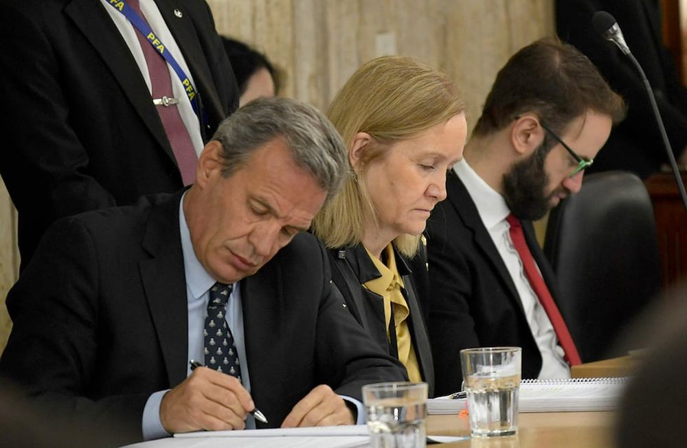 El Tribunal Oral Federal N°2 de Mendoza comenzó hoy el proceso oral y público contra el suspendido juez federal Walter Bento, acusado de ser el líder de una asociación ilícita que requería dinero a cambio de favores en las causas que instruía.El fiscal general Dante Vega y la fiscal de Cámara María Gloria André, principales acusadoresFoto: Orlando Pelichotti