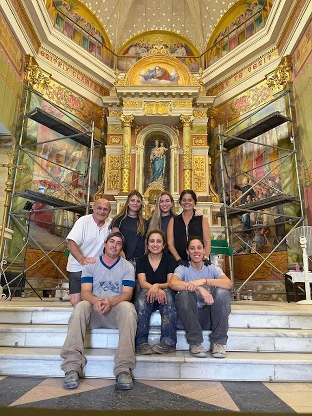 Parte del conjunto de especialistas a cargo de la obra, posando delante del altar del santuario. 