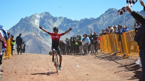 Una postal de la Vuelta Ciclista de Mendoza 2022 en plena montaña. / Los Andes