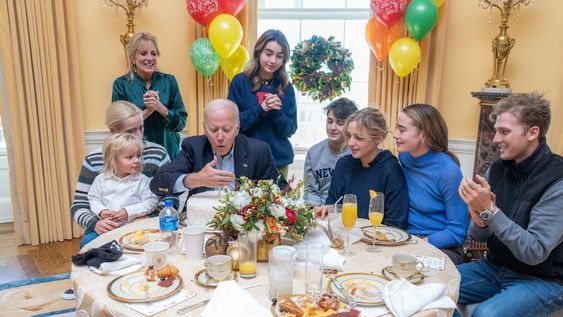 Joe Biden celebró su cumpleaños número 80 en compañía de su familia. (Foto / Twitter)